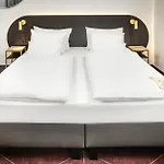 Diplomat 4* براغ